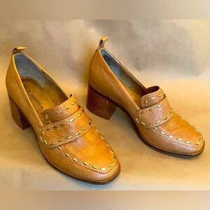 Kelsi Dagger Brooklyn Involve loafer pump honey brown with gold accents size 6